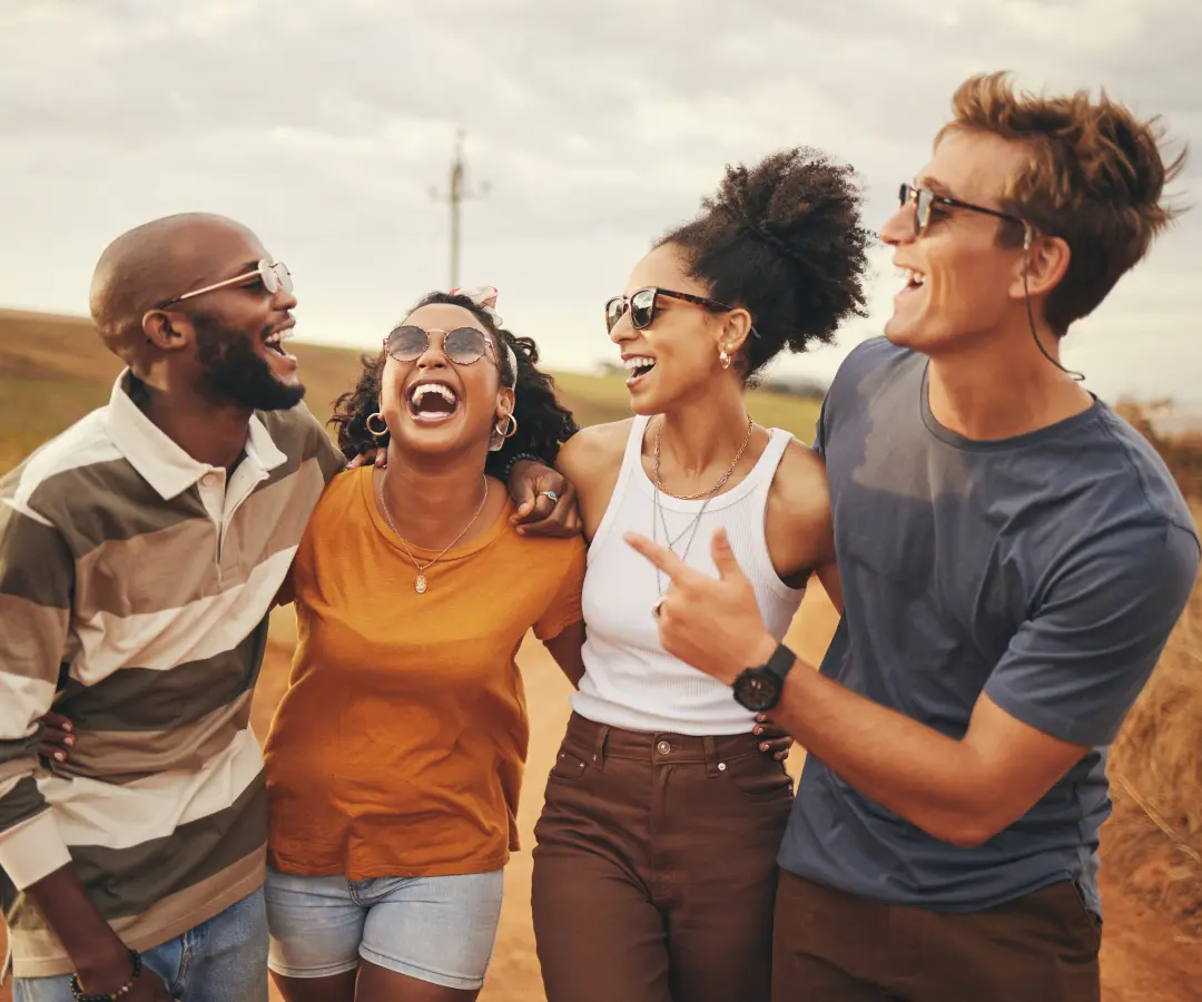 Un groupe de personnes heureuses utilisant un appareil de traduction instantanée, démontrant l’efficacité de la traduction en direct et de la traduction vocale.