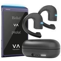 Kit de traduction Vasco Q1 comprenant un traducteur Vasco Q1 violet doté d'un écran LED et du logo VA à l'écran, ainsi que des écouteurs de traduction Vasco E1 noirs et un boîtier de recharge. 