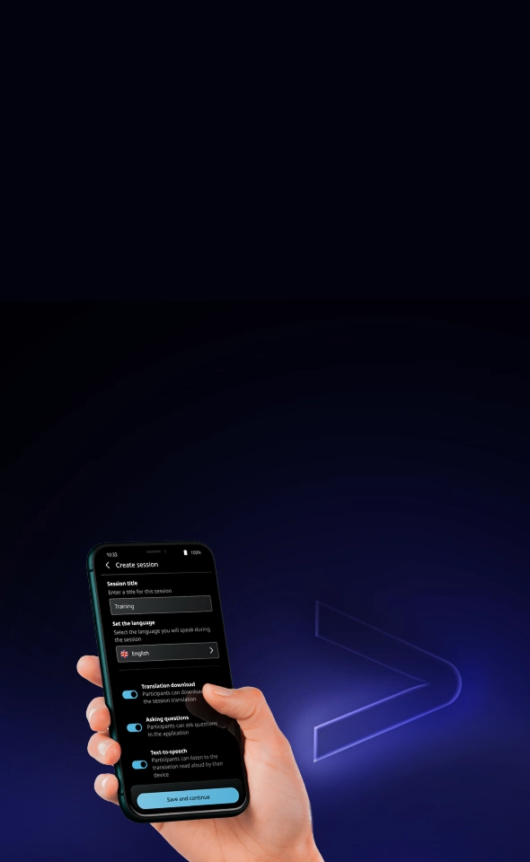 Une main tenant un smartphone sur lequel s'affiche l'écran « Créer une session » de l'application Vasco AUDIENCE. L'interface, en mode sombre, indique que le titre de la session est « Formation », que la langue est « Anglais », et que les boutons de téléchargement de la traduction, de pose de questions et de synthèse vocale sont activés, au-dessus d'un bouton cyan « Enregistrer et continuer ». 